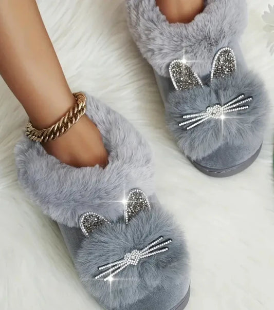 Chaussons douillets et confortables avec un joli chat en peluche et strass